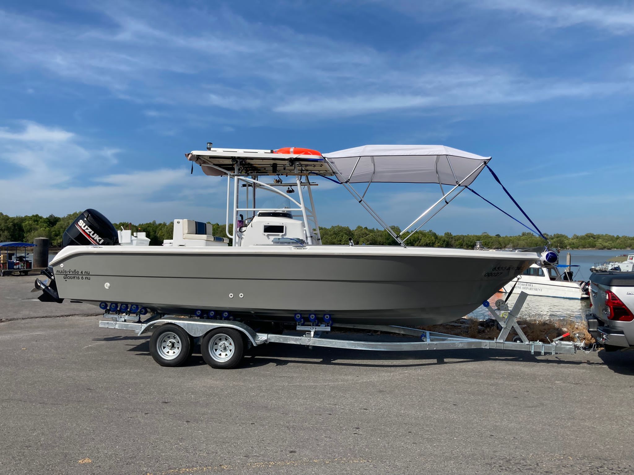 Sport Advanced Petit bateau de pêche en mer