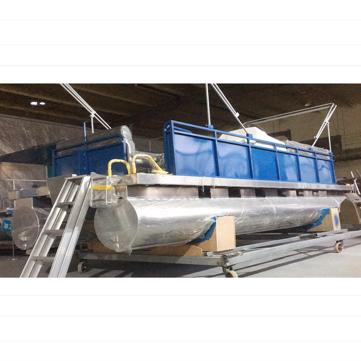 Bateau ponton en aluminium de 5,9 m 