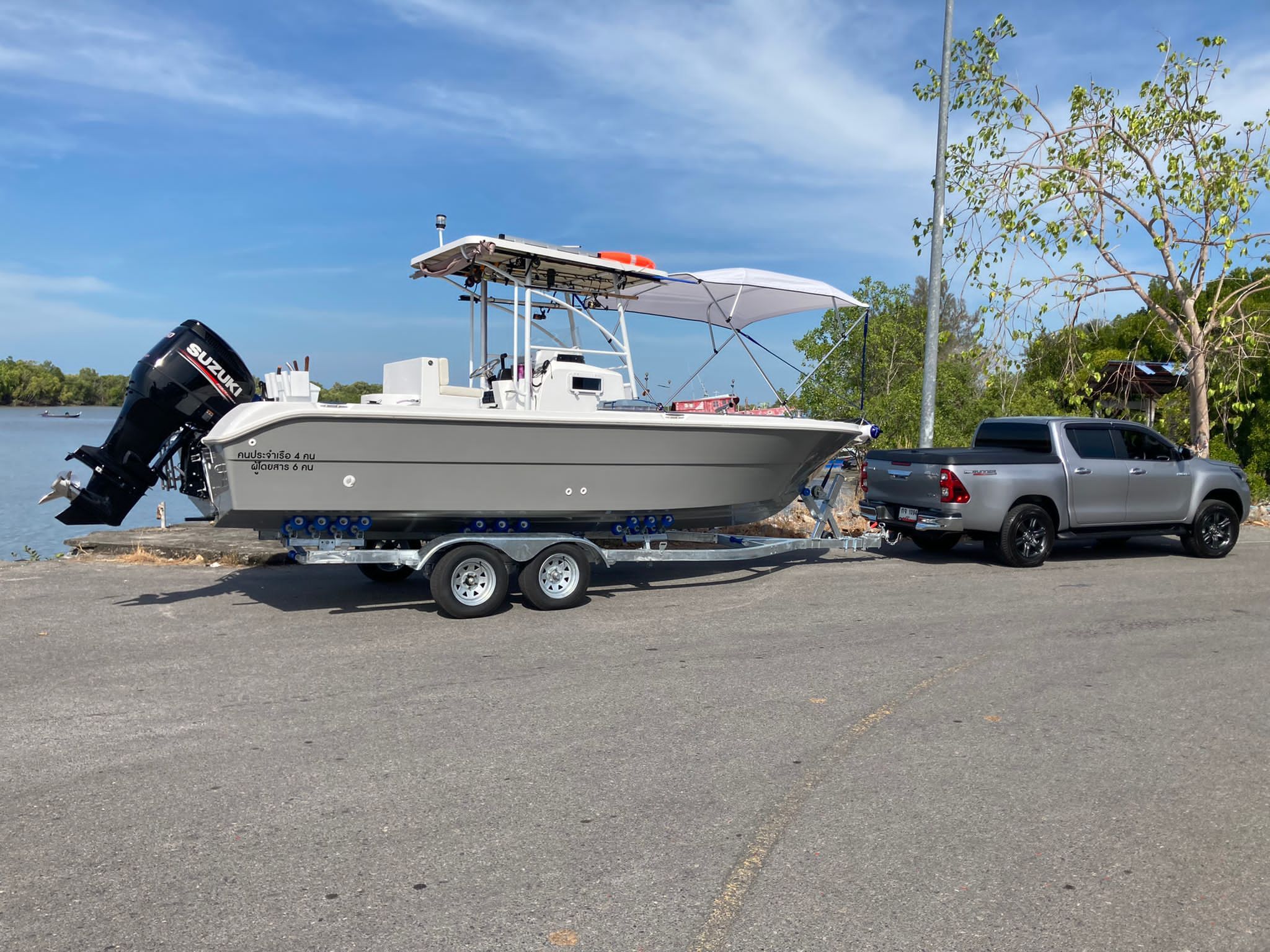 Sport Advanced Petit bateau de pêche en mer