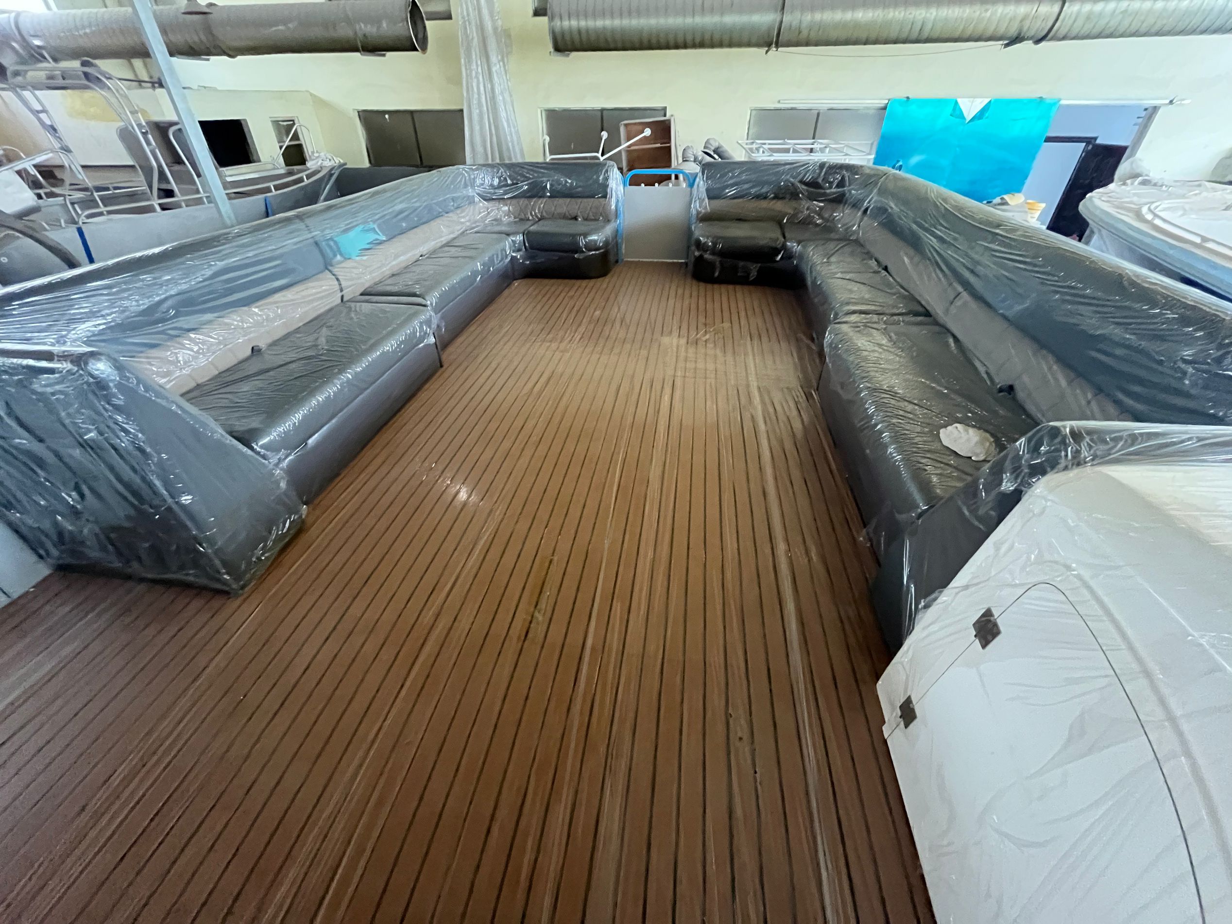 Pontons en aluminium et bateaux de maison et de travail