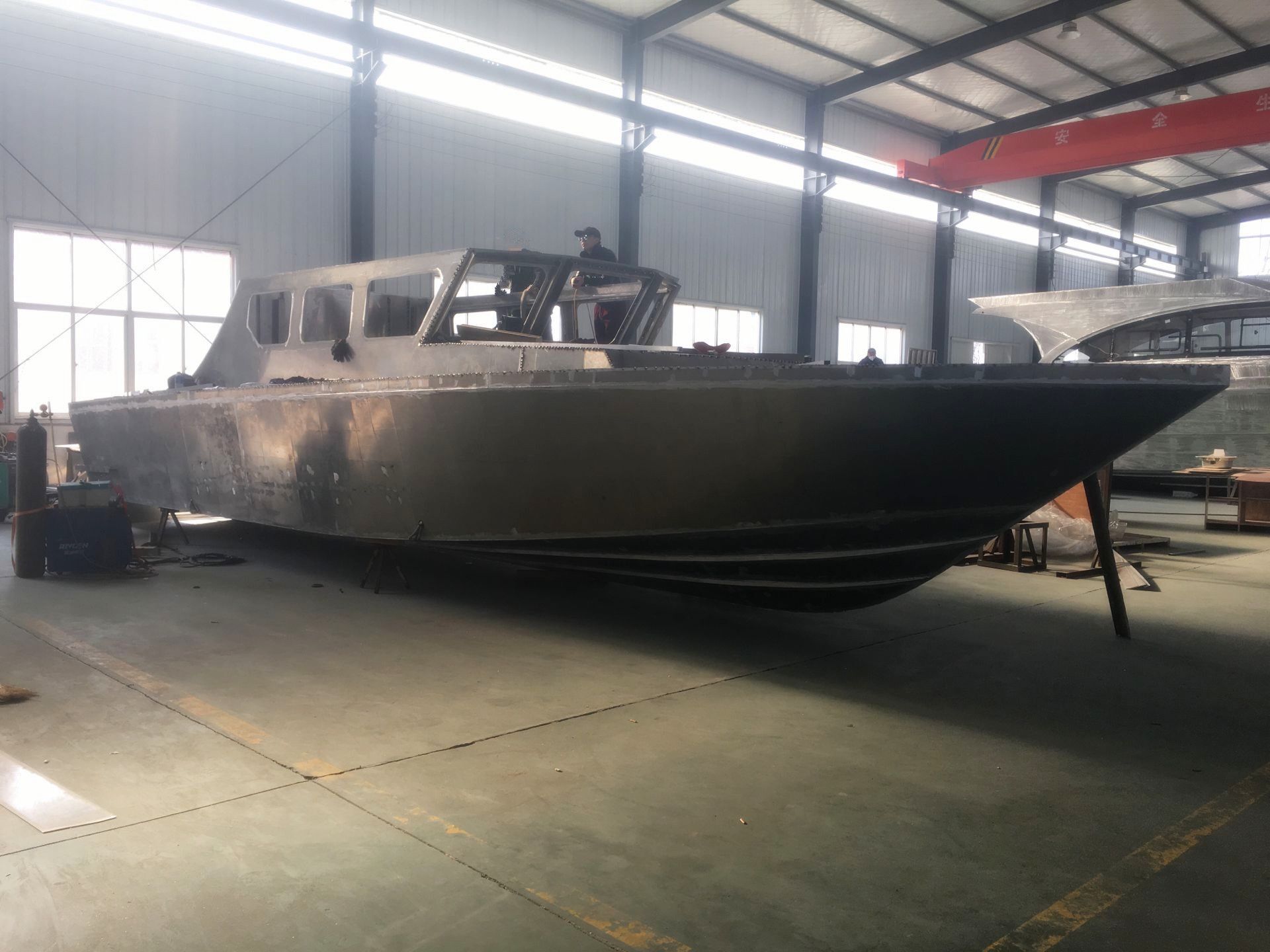 Bateau en aluminium silencieux de l'océan vert