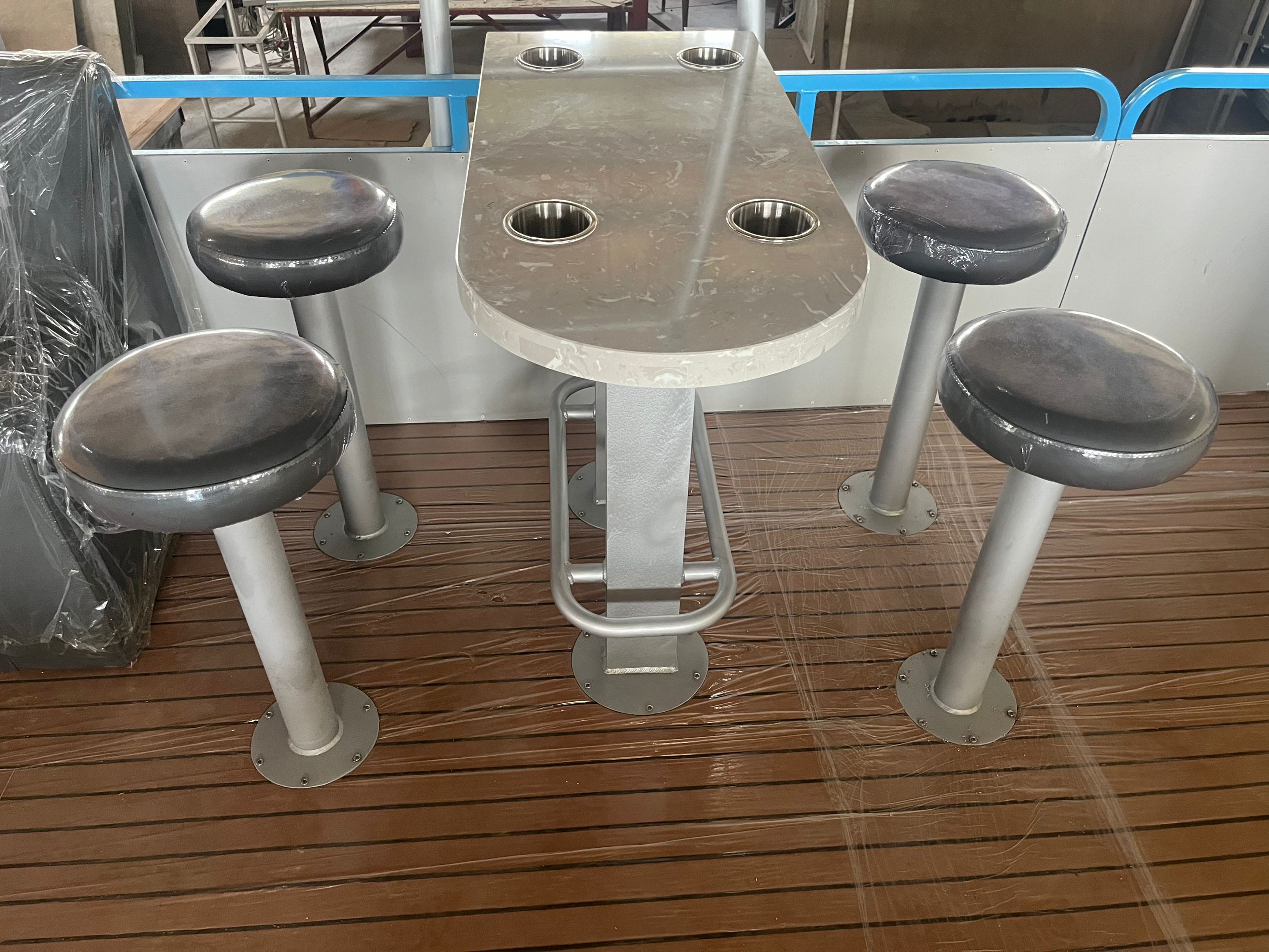 Pontons en aluminium et bateaux de maison et de travail