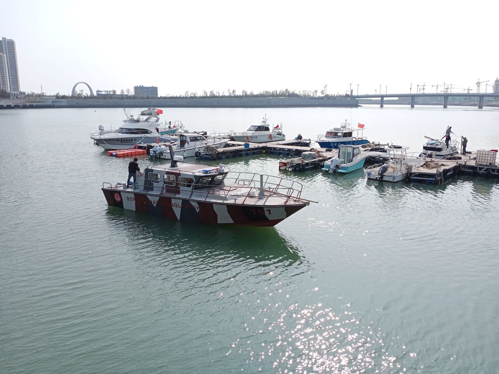 Bateau en aluminium silencieux de l'océan vert