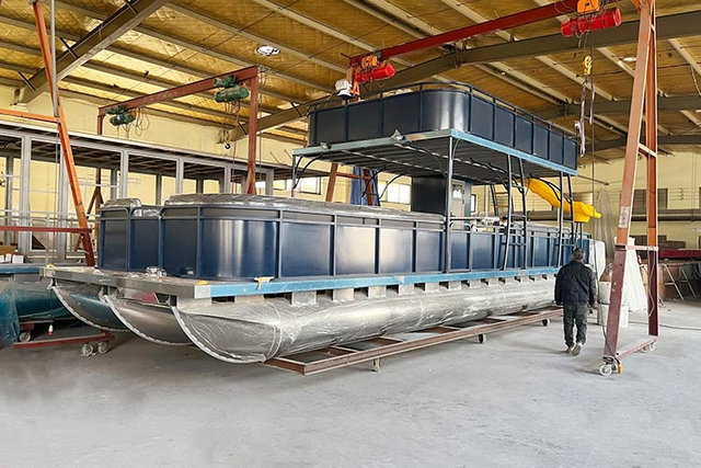 bateau-ponton-en-aluminium-avec-deuxieme-pont-et-toboggan-pour-la-plaisance-en-famille-et-les-installations-de-loisirs-aquatiques2