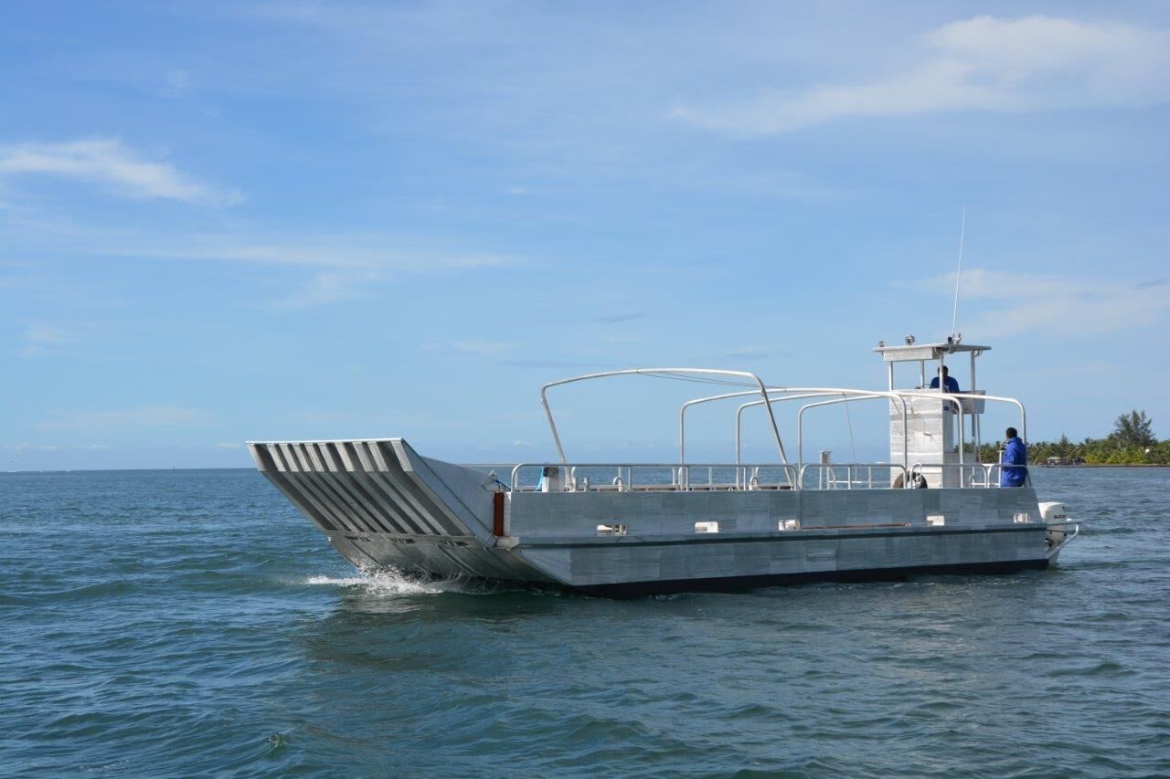 Péniche de débarquement de type navire mécanisé marin