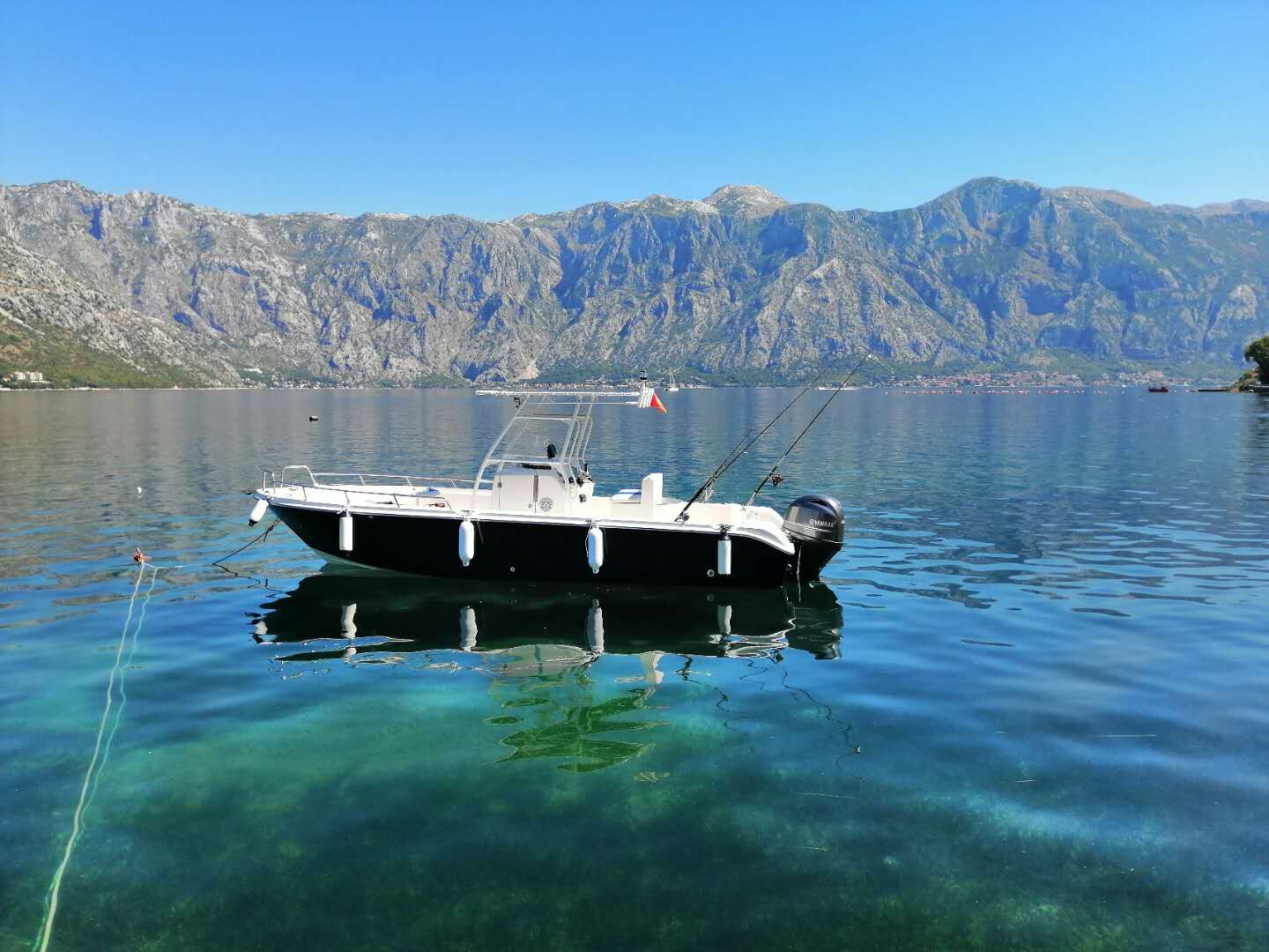 Bateau de pêche à la traîne avancé en haute mer