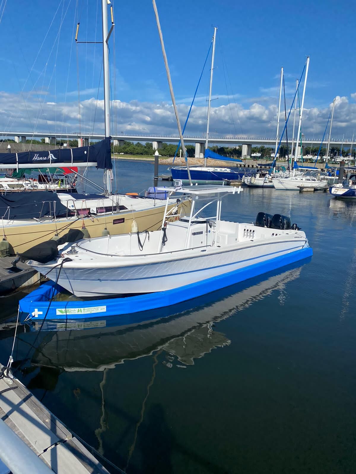 Bateau de pêche à moteur avancé en eau salée