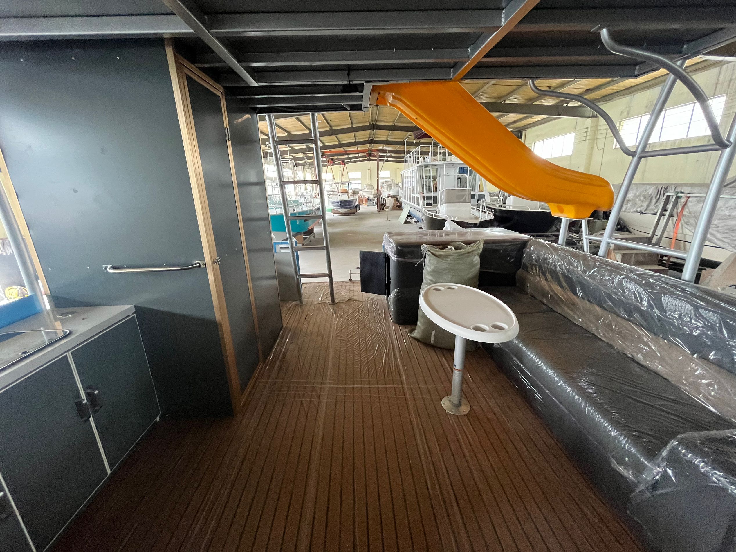 Pontons en aluminium et bateaux de maison et de travail