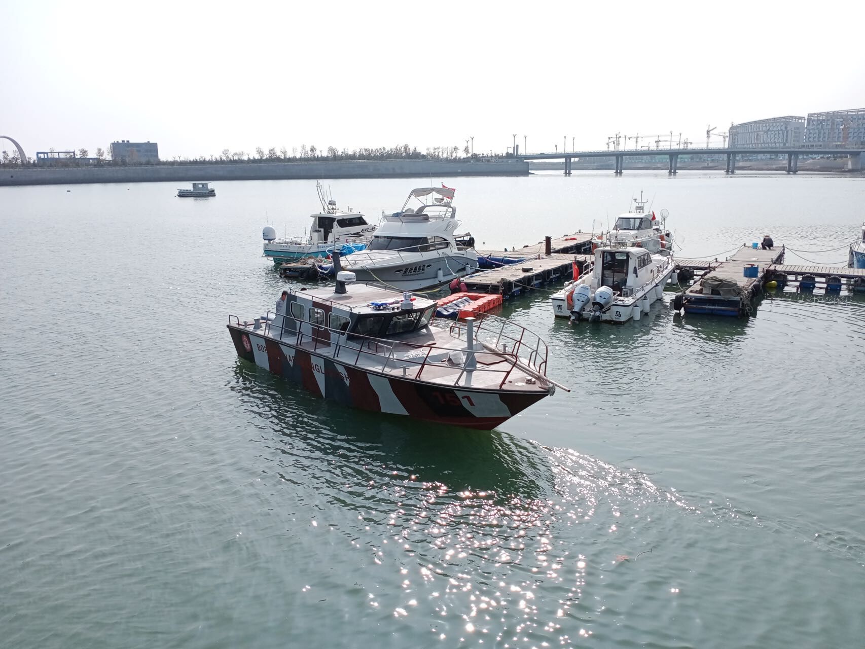 Bateau en aluminium silencieux de l'océan vert