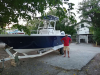 Mini bateau de pêche de luxe en mer