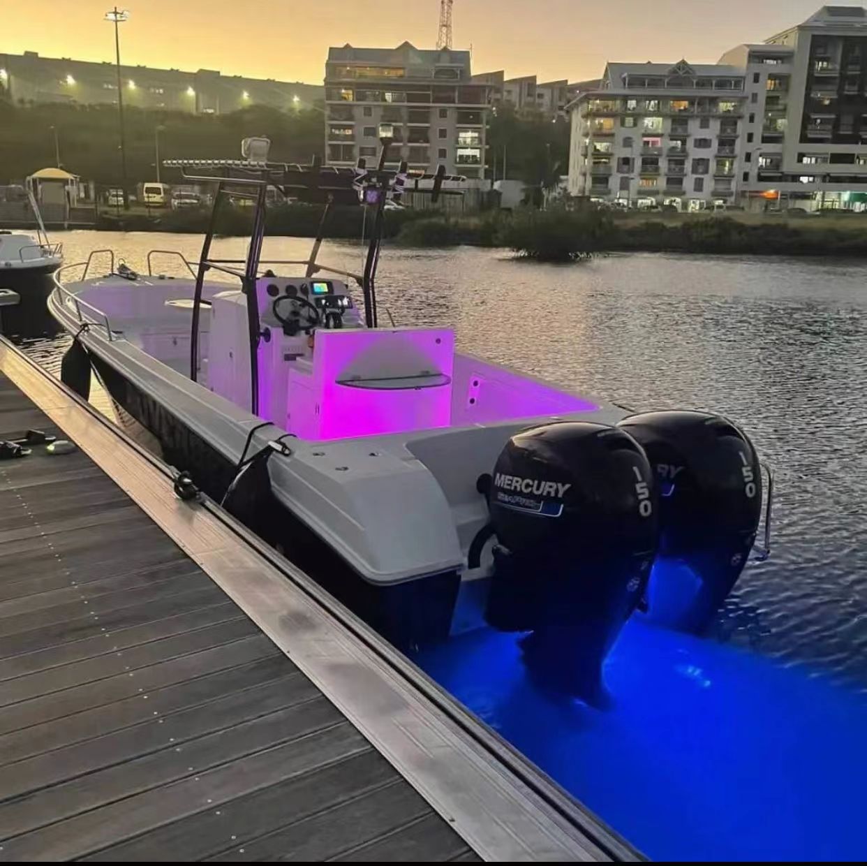 Bateau de pêche à moteur avancé en eau salée