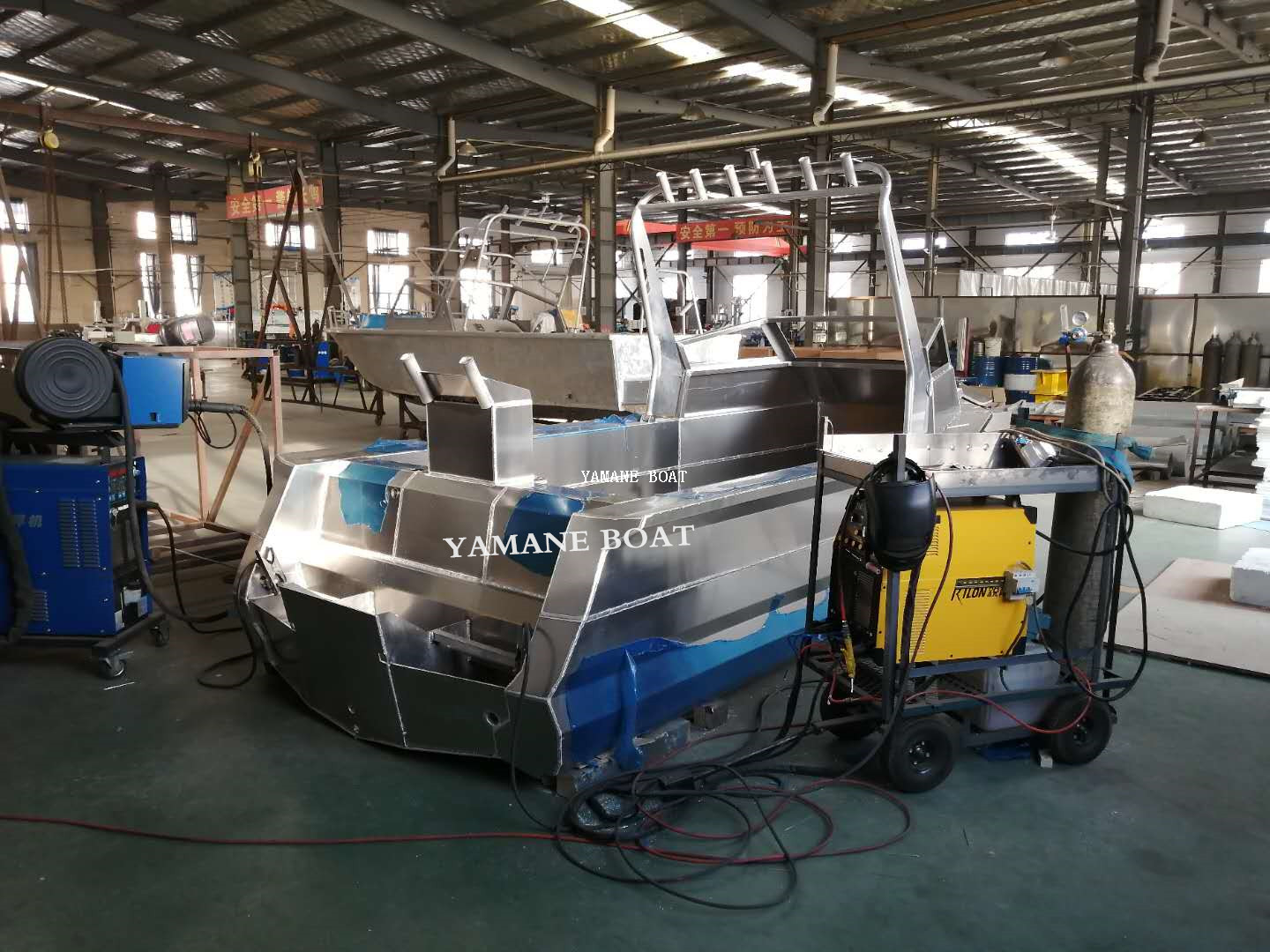 Bateau de pêche en fibre de verre