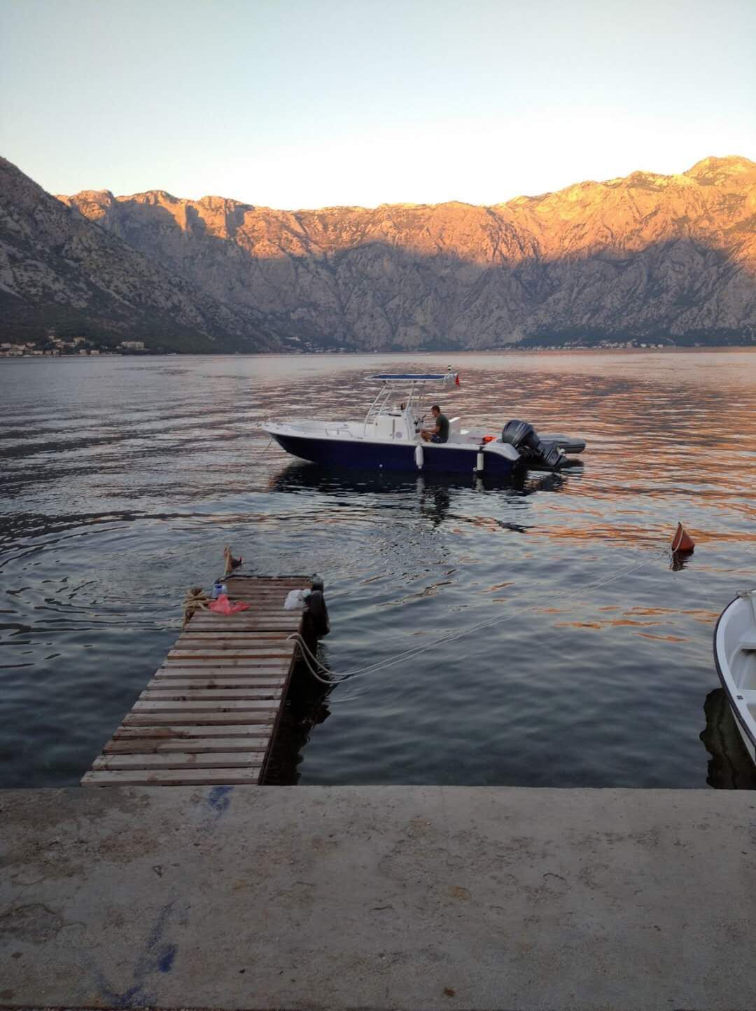 Bateau de pêche à la traîne avancé en haute mer