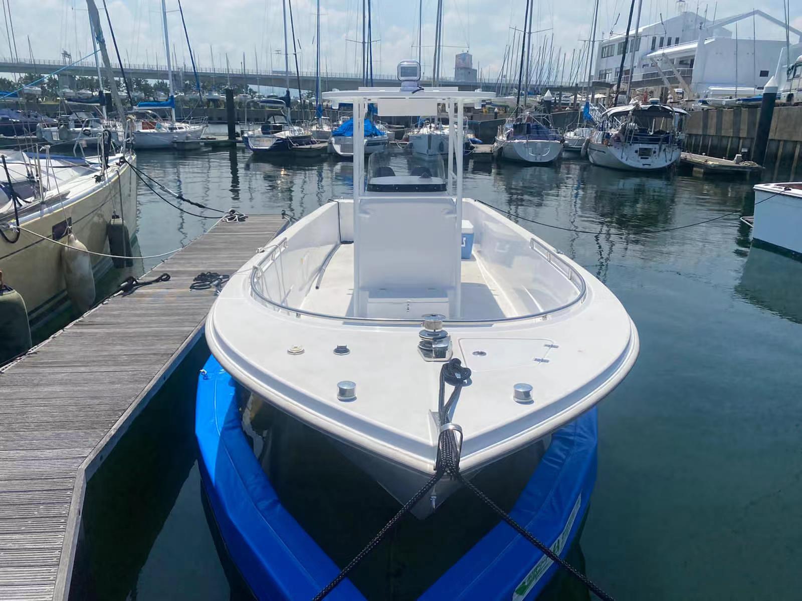 Bateau de pêche léger et fiable