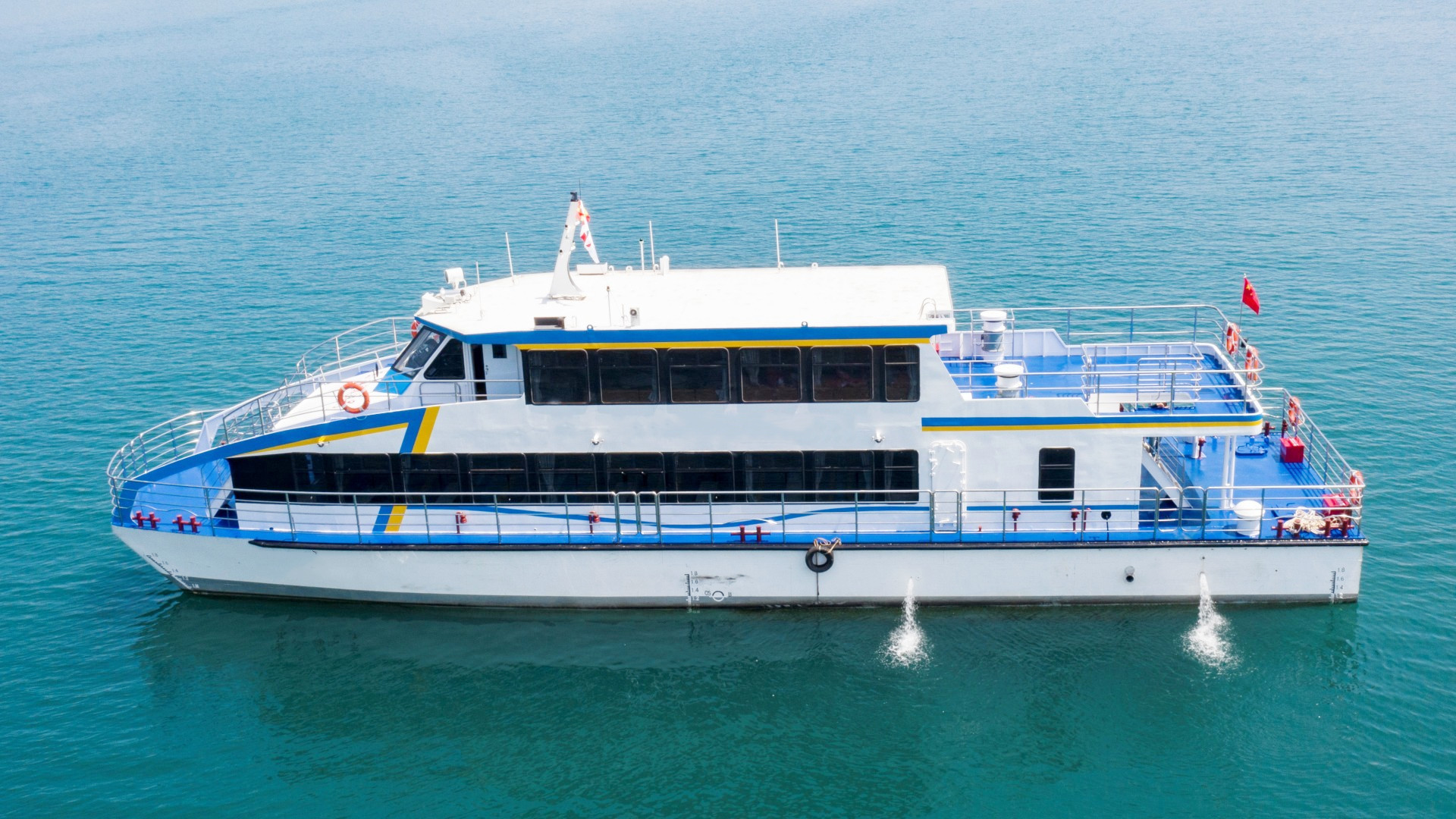 Bateau de pêche en catamaran de luxe en haute mer