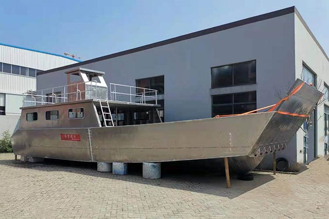 aluminium-aluminium-landing--craft-for-transport-two-cargo-material-vehicles-and-passngers1