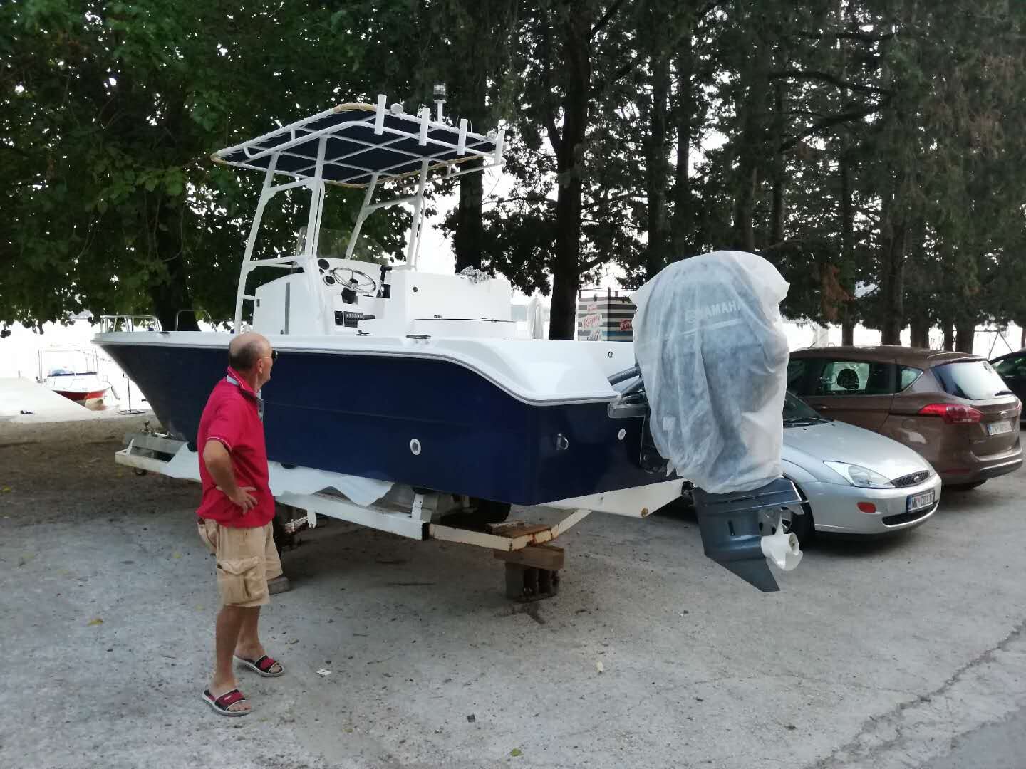 Bateau de pêche à la traîne avancé en haute mer