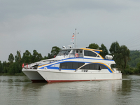 Bateau de pêche en catamaran de luxe en haute mer