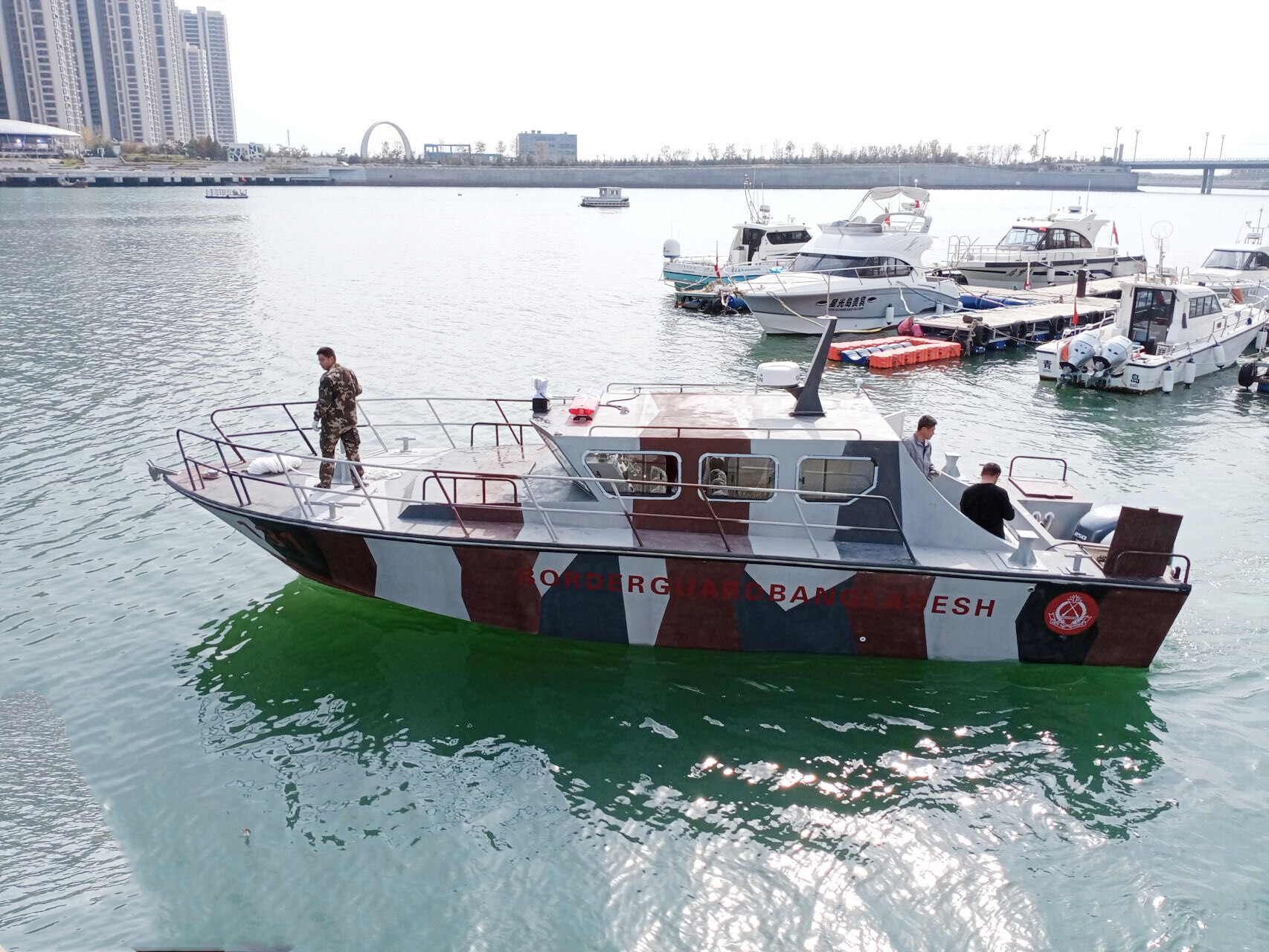 Bateau en aluminium silencieux de l'océan vert